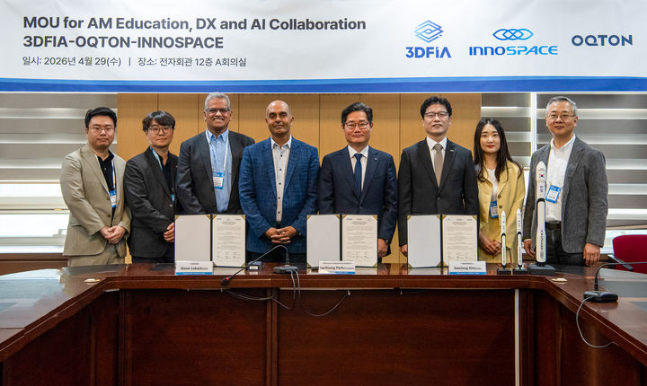 [서울=뉴시스] 이노스페이스는 3D 융합산업협회, 글로벌 AI 기반 적층제조 소프트웨어 기업 옥톤과 AI·DX 기반 금속 적층제조 협력을 위한 3자 업무협약(MOU)을 체결했다고 29일 밝혔다. 사진은 체결식 참석자들이 기념 촬영하는 모습. (사진=이노스페이스 제공) 2026.04.29. photo@newsis.com *재판매 및 DB 금지