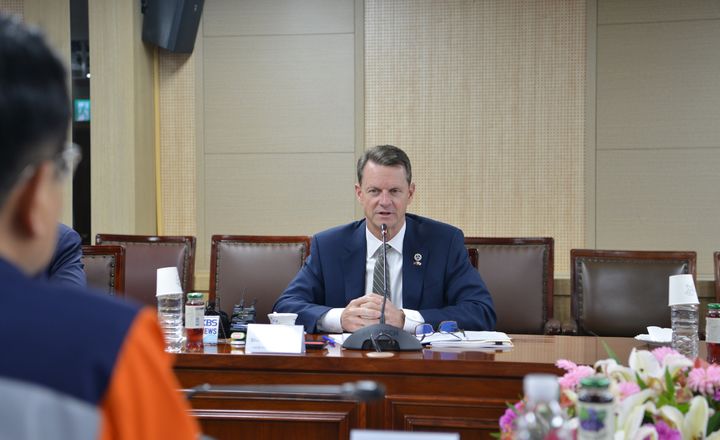 [서울=뉴시스] 스튜어트 맥워터 미국 테네시주 부지사가 28일 고려아연 온산제련소에서 간담회에 참석한 모습. (사진=고려아연) 2026.04.29 photo@newsis.com *재판매 및 DB 금지 *재판매 및 DB 금지
