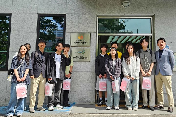 [울산=뉴시스] 울산대 의예과 학생들이 28일 남구 치매안심하우스를 방문해 지역 공공보건 현장을 체험한 뒤 기념촬영을 하고 있다. (사진=울산대 제공) 2026.04.29. photo@newsis.com *재판매 및 DB 금지