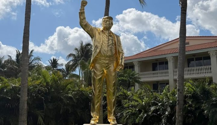 [서울=뉴시스]도널드 트럼프 미국 대통령이 소유한 플로리다 리조트에 대형 황금 동상이 세워졌다.(사진=골프위크)