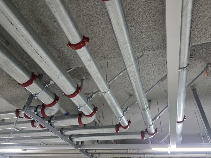 [서울=뉴시스] 사진은 롯데건설 문현 롯데캐슬 인피니엘 현장 지하주차장에 적용된 4방향 흔들림 방지 버팀대. 2026.04.29. (사진=롯데건설 제공) photo@newsis.com *재판매 및 DB 금지