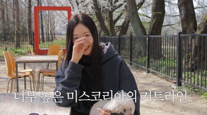 [서울=뉴시스] 배우 김사랑이 28일 자신의 유튜브 채널을 통해 제작진과 다이어트 목표를 논의하는 등 일상을 공개했다. (사진=유튜브 '김사랑 sa rang' 캡처) 2026.04.29.