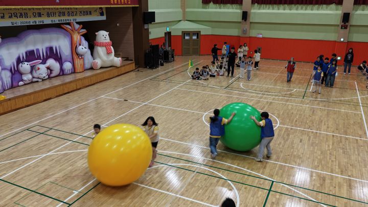 [여주=뉴시스] 매류초와 오산초의 어울림한마당. (사진=여주교육지원청 제공) 2026.04.29. photo@newsis.com *재판매 및 DB 금지