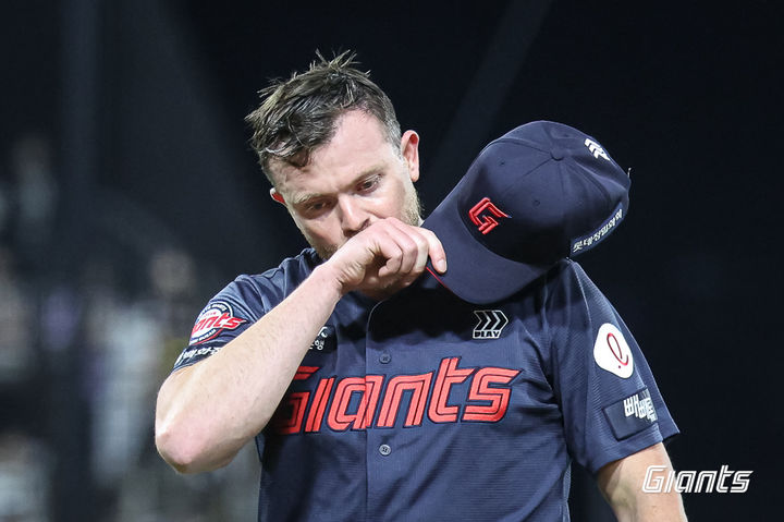 [서울=뉴시스] 프로야구 롯데 자이언츠의 제레미 비슬리가 24일 광주-기아챔피언스필드에서 열린 2026 신한 쏠 KBO리그 KIA 타이거즈전 6회를 마친 뒤 마운드를 내려가고 있다. (사진=롯데 자이언츠 제공) 2026.04.24. *재판매 및 DB 금지