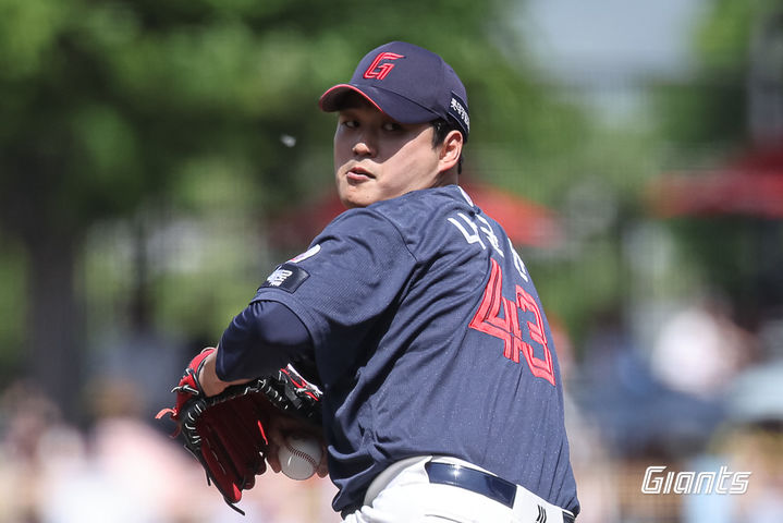 [서울=뉴시스] 프로야구 롯데 자이언츠의 나균안이 26일 광주-기아챔피언스필드에서 열린 2026 신한 쏠 KBO리그 KIA 타이거즈전에 선발 등판해 공을 던지고 있다. (사진=롯데 자이언츠 제공) 2026.04.26. *재판매 및 DB 금지