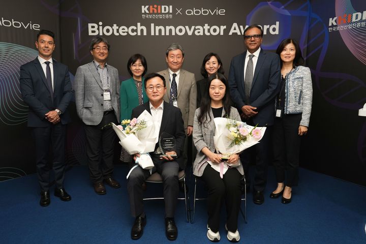 [서울=뉴시스] 한국애브비와 한국보건산업진흥원 관계자, 바이오텍 이노베이터 어워드 수상 기업인 큐로젠 및 에피바이오텍 관계자들이 시상식 후 기념촬영을 하고 있다. (사진=한국애브비 제공) 2026.4.29. photo@newsis.com *재판매 및 DB 금지