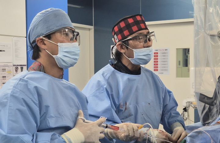 [울산=뉴시스] 혜명심의료재단 울산병원이 관상동맥 내 심각한 석회화 병변을 제거하는 최첨단 시술인 '관상동맥 내 쇄석술(Intravascular Lithotripsy)'을 시행하고 있다. (사진=동구 제공) 2026.04.29. photo@newsis.com *재판매 및 DB 금지