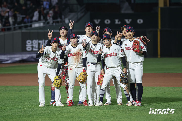 [서울=뉴시스] 프로야구 롯데 자이언츠 선수단이 28일 부산 사직구장에서 열린 2026 신한 쏠 KBO리그 키움 히어로즈전 승리 이후 기념사진을 찍고 있다. (사진=롯데 자이언츠 제공) 2026.04.28. *재판매 및 DB 금지