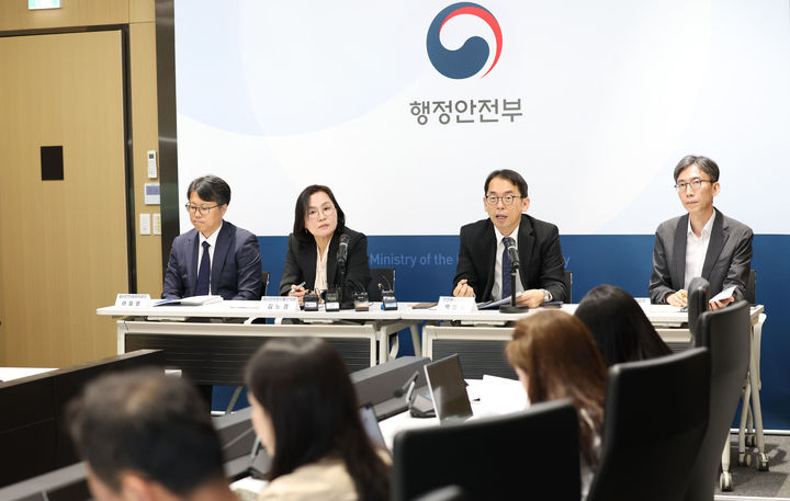 [세종=뉴시스[ 박형배 행정안전부 안전예방정책실장이 29일 정부세종청사 중앙동 브리핑룸에서 열린 정책설명회에서 ‘국민안전24 통합운영, 모바일 재난관리 정보시스템 사용편의성 강화, 지하차도 차단 정보 안내 서비스’ 등을 설명하고 있다. (사진=행안부). *재판매 및 DB 금지