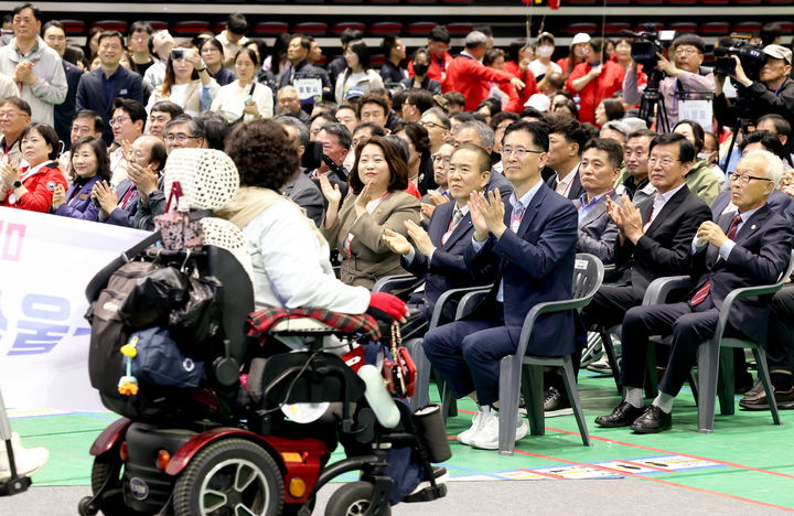[안동=뉴시스] '제28회 경상북도장애인체육대회'가 29일 안동체육관에서 개막돼 선수들이 입장하고 있다. (사진=경북도 제공) 2026.04.29. photo@newsis.com *재판매 및 DB 금지
