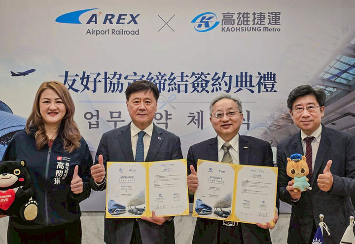 [서울=뉴시스] 공항철도는 29일 오전(현지시간) 대만 가오슝 메트로 본사에서 가오슝 메트로(KRTC)와 양사 협력 업무협약(MOU)을 체결했다고 밝혔다. 사진 왼쪽부터 가오슝시 고민림 관광국장, 공항철도 박대수 사장, 가오슝 메트로 양악곤 회장, 가오슝시 곽림요 도시철도 부국장. 2026.04.29. (사진=공항철도 제공) photo@newsis.com *재판매 및 DB 금지
