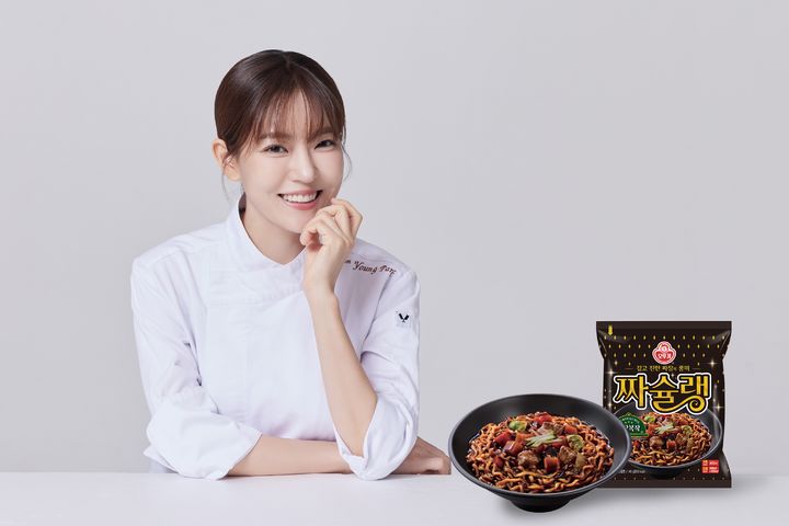 [서울=뉴시스] 오뚜기가 자사 중식라면 브랜드 앰배서더로 박은영 셰프를 발탁했다.(사진=오뚜기 제공) *재판매 및 DB 금지