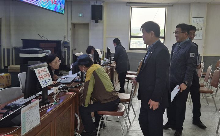 [창녕=뉴시스] 심상철 권한대행이 고유가·경남도민 지원금 지급 및 준비 현장을 점검하고 있다. (사진= 창녕군 제공) 2026.04.29. photo@newsis.com *재판매 및 DB 금지