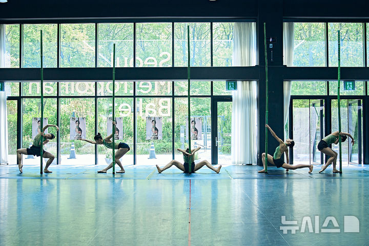  [서울=뉴시스] 29일 서울 용산구 노들섬 서울시발레단 연습실에서 창작 발레 '인 더 뱀부 포레스트' 출연진이 공연 일부를 시연하고 있다. (사진=세종문화회관 제공)