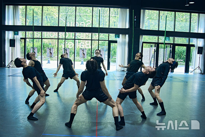  [서울=뉴시스] 29일 서울 용산구 노들섬 서울시발레단 연습실에서 창작 발레 '인 더 뱀부 포레스트' 출연진이 공연 일부를 시연하고 있다. (사진=세종문화회관 제공)