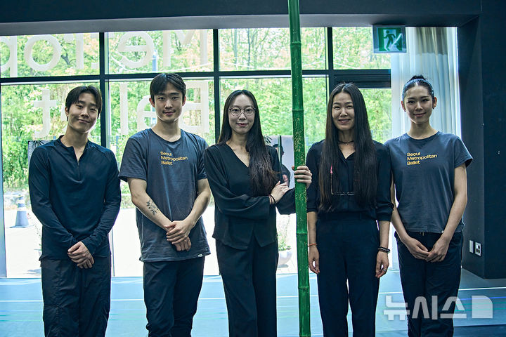  [서울=뉴시스] 29일 서울 용산구 노들섬 서울시발레단 연습실에서 창작 발레 '인 더 뱀부 포레스트' 창작진이 기자간담회가 끝난 뒤 기념 촬영을 하고 있다. 왼쪽부터 무용수 엄진솔, 이유범, 안무가 강효형, 음악디자이너 배경술, 무용수 최목린. (사진=세종문화회관 제공)