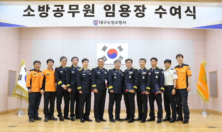 [대구=뉴시스] 대구 수성소방서는 소방경 근속 승진자에 대한 임용장 수여식을 열었다. (사진 = 대구 수성소방서 제공) 2026.04.29. photo@newsis.com *재판매 및 DB 금지