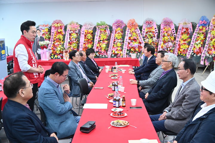 [거제=뉴시스] 신정철 기자= 6·3전국동시지방선거 경남 거제시장 선거를 앞두고 우원식 국회의장이 더불어민주당 변광용 거제시장 후보의 후원회장을 맡아 이목을 집중시키고 있는 가운데 국민의힘 김선민 후보에 대해 보수진영 인사들이 결집하고 있다. 사진은 지난 28일 오후 김선민 후보사무실을 방문한 김한겸·권민호 전 거제시장을 비롯한 전·현직 지역 원로들의 모습.(사진=김선민후보선대본 제공).2026.04.29. photo@newsis.com *재판매 및 DB 금지