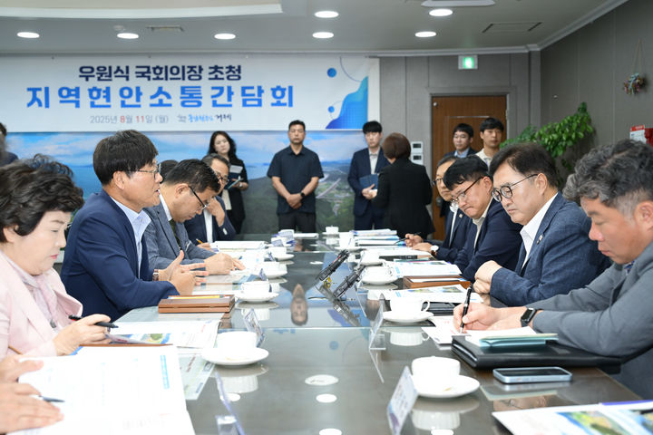 [거제=뉴시스] 신정철 기자= 6·3전국동시지방선거 경남 거제시장 선거를 앞두고 우원식 국회의장이 더불어민주당 변광용 거제시장 후보의 후원회장을 맡아 이목을 집중시키고 있는 가운데 국민의힘 김선민 후보에 대해 보수진영 인사들이 결집하고 있다. 사진은 우원식 국회의장(사진, 오른쪽 두번쨰)이 지난해 8월 11일 거제시를 방문, 지역현안소통 간담회를 갖고 있는 모습.(사진=변광용후보선대본 제공).2026.04.29. photo@newsis.com *재판매 및 DB 금지