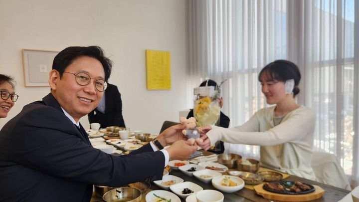 [서울=뉴시스] 배경훈 부총리가 작년 KAIST에서 연구실 사고로 부상을 입은 오신비 학생을 만나 격려했다. 배 부총리는 오 학생과의 만남 사진을 직접 자신의 페이스북에 게재했다. (사진=배경훈 부총리 페이스북) *재판매 및 DB 금지