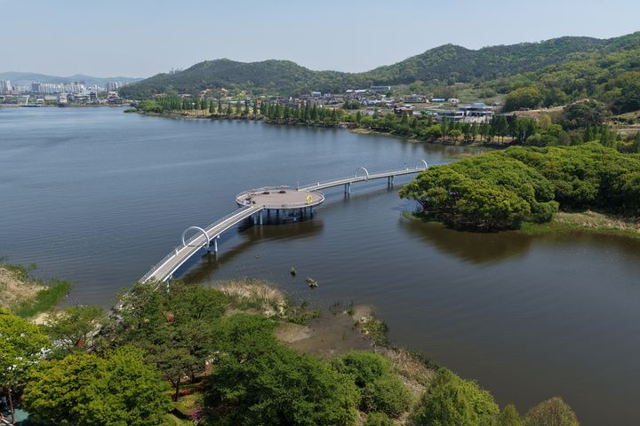 [아산=뉴시스] 충남 아산시가 29일 신정호정원 달빛누리교 준공식을 열었다. 하늘에서 본 신정호정원 달빛누리교 모습. (사진=아산시 제공) 2026.04.29. photo@newsis.com *재판매 및 DB 금지