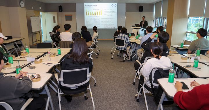[세종=뉴시스]한전KDN이 지역청년 대상 기업탐방 프로그램 중 인공지능을 활용한 현장 안전 강의를 듣고 있다.(사진=한전KDN 제공) *재판매 및 DB 금지