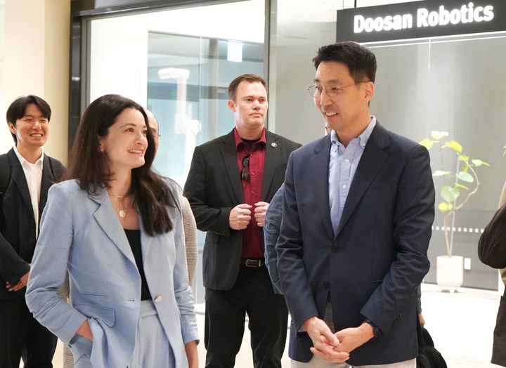 [서울=뉴시스] 김민표 두산로보틱스 대표와 매디슨 황 엔비디아 수석 이사가 29일 경기도 성남시 두산로보틱스 이노베이션 센터에서 대화하는 모습. (사진=두산로보틱스) 2026.04.29 photo@newsis.com *재판매 및 DB 금지 *재판매 및 DB 금지