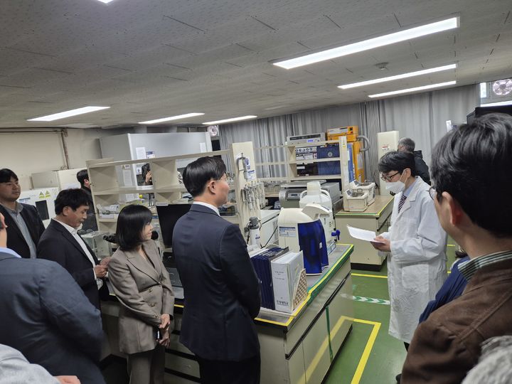 [서울=뉴시스]구혁채 과학기술정보통신부 제1차관이 29일 오후 서울 성동구 한양대학교에서 '제16회 연구실안전심의위원회' 를 주재했다. 구 차관은 이날 회의가 개최된 한양대 캠퍼스 연구 현장을 직접 돌아봤다. *재판매 및 DB 금지