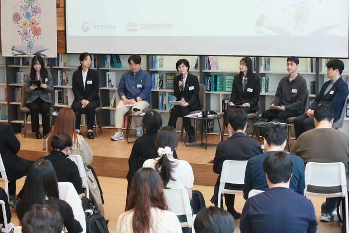 [서울=뉴시스] 원민경 성평등가족부 장관이 29일 오후 서울 중구 커뮤니티하우스 마실에서 열린 '제 1차 성별균형 현장 정책제안 성평등 언박싱 토크'에 참석하고 있다. (사진=성평등가족부 제공) 2026.04.29. photo@newsis.com *재판매 및 DB 금지