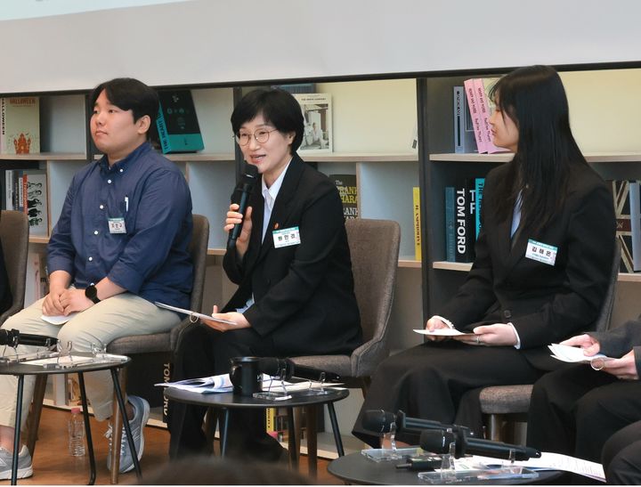 [서울=뉴시스] 원민경 성평등가족부 장관이 29일 오후 서울 중구 커뮤니티하우스 마실에서 열린 '제 1차 성별균형 현장 정책제안 성평등 언박싱 토크'에 참석하고 있다. (사진=성평등가족부 제공) 2026.04.29. photo@newsis.com *재판매 및 DB 금지