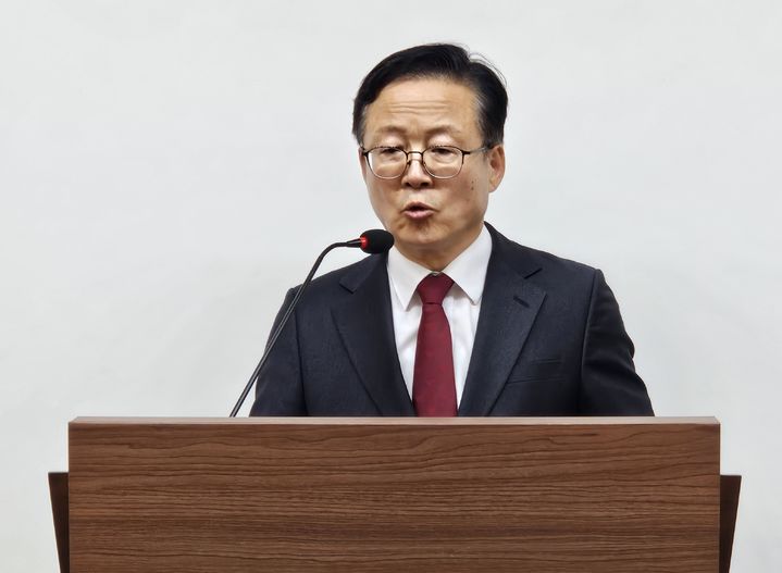 [청주=뉴시스] 이도근 기자= 국민의힘 충북 충주시장 경선에서 탈락한 정용근 예비후보가 29일 충북도청에서 기자회견을 열어 충주시장 후보 경선에 불법 여론조사가 개입했다는 의혹을 제기하고 있다. 2026.04.29. nulha@newsis.com *재판매 및 DB 금지