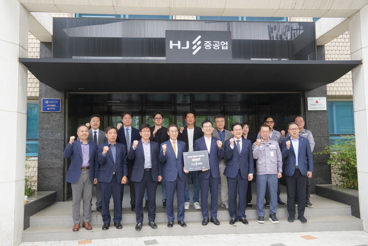 [부산=뉴시스] 부산테크노파크(TP)는 29일 HJ중공업 영도조선소에서 '부산형 개방혁신 전략기업(BOOST)' 제2호 지정식을 개최했다. (사진=부산테크노파크 제공) 2026.04.29. photo@newsis.com *재판매 및 DB 금지