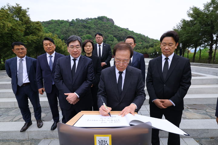 이석연 국민통합위원장은 29일 경남 봉하마을을 찾아 고 노무현 전 대통령 묘역을 참배했다. [사진=국민통합위원회 제공] *재판매 및 DB 금지
