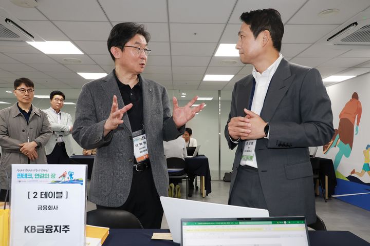 이억원 금융위원장이 29일 오전 서울 마포구 프론트원에서 개최한 '핀테크, 연결의 장' 행사에서 핀테크 기업과 예비 창업자, 금융회사, 투자기관, 정책금융기관 등과 성공적 협력 사례를 공유했다.(사진=금융위원회) *재판매 및 DB 금지