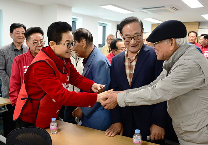 [안동=뉴시스] 이철우 국민의힘 경북도지사 후보가 28일 대한노인회 울릉군지회를 방문해 인사하고 있다. (사진=이철우 후보측 제공) 2026.04.29. photo@newsis.com *재판매 및 DB 금지