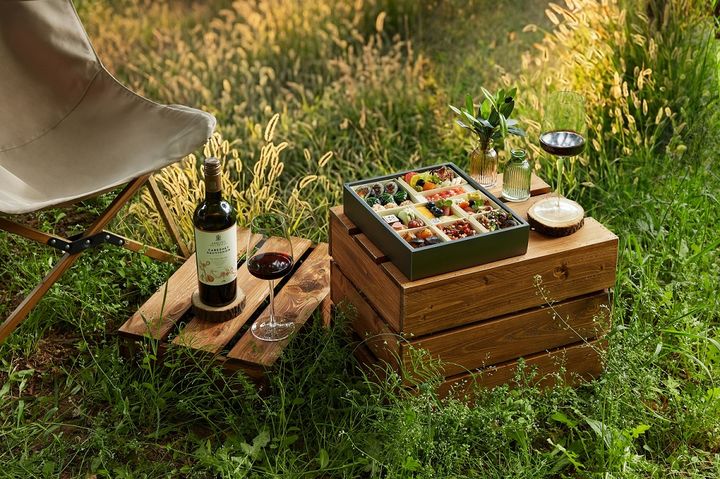 [서울=뉴시스] 숲 속 콘서트에서는 워커힐 셰프가 직접 준비한 '피크닉 박스'가 제공된다.(사진=워커힐 호텔앤리조트 제공) *재판매 및 DB 금지