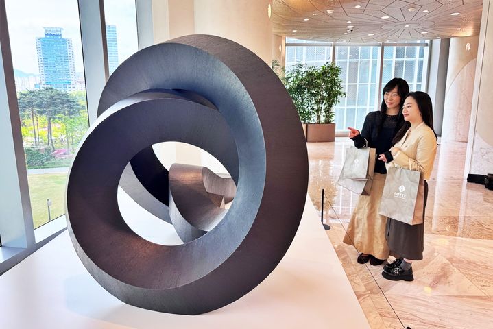 에비뉴엘 잠실점의 각층에 연출한 '아트 VM' 작품을 바라보는 고객들의 모습. (사진=롯데백화점 제공) *재판매 및 DB 금지