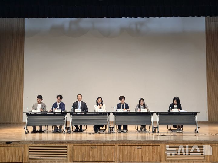 [서울=뉴시스] 조기용 기자 = 한국출판인회의가 29일 서울 마포구 마포중앙도서관 마중홀에서 긴급포럼 'AI 시대의 출판 생태계, 기회와 위기 사이에서 길을 찾다'를 개최했다. 2026.04.29. excuseme@newsis.com 