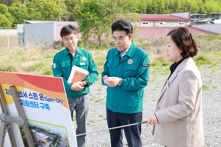 [계룡=뉴시스]이응우 계룡시장이 지능형 스핀온 지원센터 예정지를 찾아 사업 추진 현황을 점검하고 있다. (사진=계룡시 제공) 2026. 04. 29 photo@newsis.com *재판매 및 DB 금지