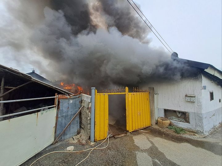 [정읍=뉴시스] 29일 낮 12시59분께 전북 정읍시 북면의 한 단독주택에서 불이 나 연기와 불길이 치솟고 있다. (사진=전북도소방본부 제공) 2026.04.29. photo@newsis.com *재판매 및 DB 금지