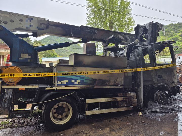 [부안=뉴시스] 29일 오후 1시38분께 전북 부안군 상서면의 한 마을 앞 도로에 주차된 5t 고소작업 차량에서 불이 나 차량 앞에 폴리스라인이 쳐져있다. (사진=전북도소방본부 제공) 2026.04.29. photo@newsis.com *재판매 및 DB 금지