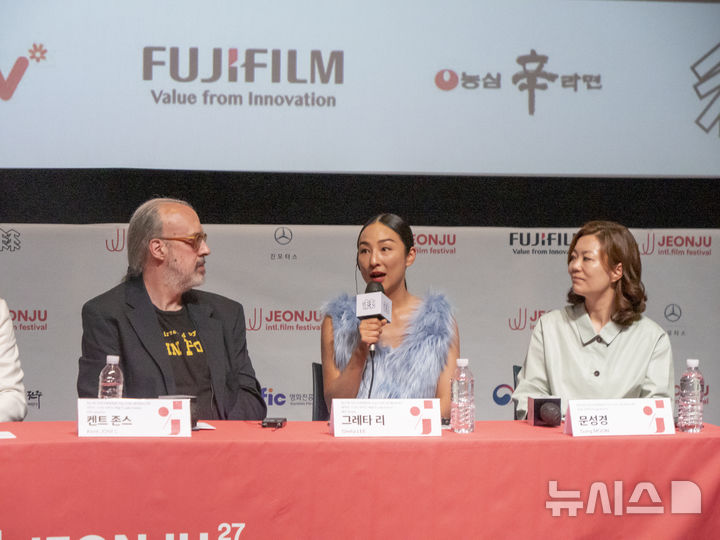 [전주=뉴시스] 강경호 기자 = 29일 전북 전주시 완산구 전주영화제작소에서 진행된 제27회 전주국제영화제 개막작 '나의 사적인 예술가' 기자회견에서 주연 배우인 그레타 리(왼쪽 두 번째)가 발언하고 있다. 2026.04.29. lukekang@newsis.com