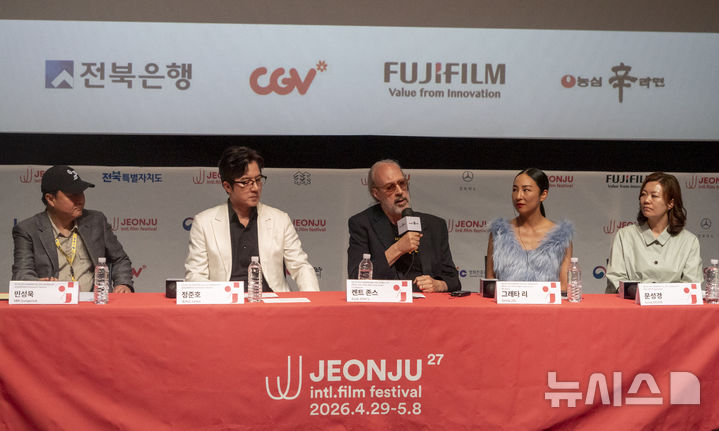 [전주=뉴시스] 강경호 기자 = 29일 전북 전주시 완산구 전주영화제작소에서 진행된 제27회 전주국제영화제 개막작 '나의 사적인 예술가' 기자회견에서 감독인 켄트 존스(왼쪽 세 번째)가 발언하고 있다. 2026.04.29. lukekang@newsis.com