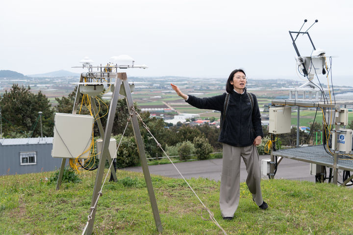 [서울=뉴시스] 지난 29일 기상청 지구대기감시연구과 김수민 연구관이 제주시 제주고산 지구대기감시소에서 관측 장비에 대해 설명하고 있다. (사진=기상청 제공) 2026.04.30. photo@newsis.com *재판매 및 DB 금지