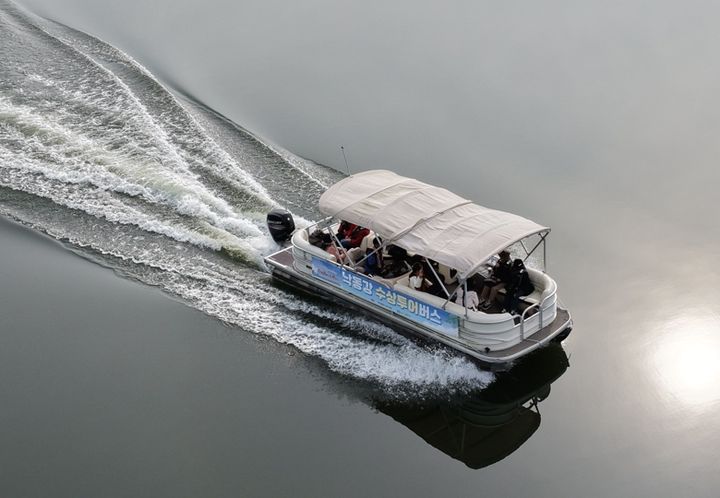 [상주=뉴시스] 낙동강 수상투어 버스. (사진=상주시 제공) 2026.04.29 photo@newsis.com *재판매 및 DB 금지