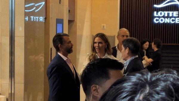 [서울=뉴시스] 권민지 기자 =도널드 트럼프 주니어(왼쪽)과 정용진 신세계 회장(오른쪽)이 정 회장의 배우자 한지희씨의 데뷔 앨범 발매 기념 콘서트장에서 만났다.2026.04.29. ming@newsis.com *재판매 및 DB 금지