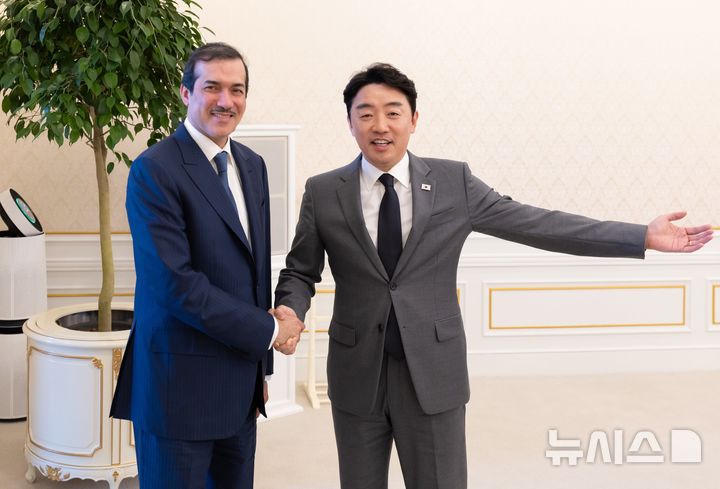 [서울=뉴시스] 강훈식 대통령비서실장이 29일 아흐메드 빈 모함마드 알-사예드 카타르 대외무역 국무장관을 만나 양국의 협력 확대 방안을 모색했다. (사진=강 실장 X 캡처) 2026.04.29