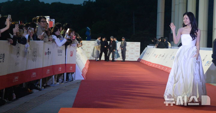[전주=뉴시스] 김얼 기자 = 배우 고아성이 29일 전북 전주시 한국소리문화의 전당에서 열린 제27회 전주국제영화제 개막식에 참석해 레드카펫을 걷고 있다. 2026.04.29. pmkeul@newsis.com