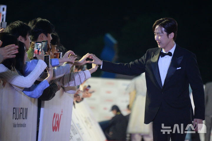 [전주=뉴시스] 김얼 기자 = 배우 윤종훈이 29일 전북 전주시 한국소리문화의 전당에서 열린 제27회 전주국제영화제 개막식에 참석해 레드카펫을 걷고 있다. 2026.04.29. pmkeul@newsis.com