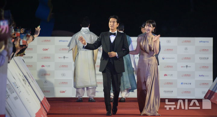 [전주=뉴시스] 김얼 기자 = 제27회 전주국제영화제 개막식 사회자인 배우 신현준(왼쪽)과 고원희가 29일 전북 전주시 한국소리문화의 전당에서 열린 제27회 전주국제영화제 개막식 레드카펫을 걷고 있다. 2026.04.29. pmkeul@newsis.com